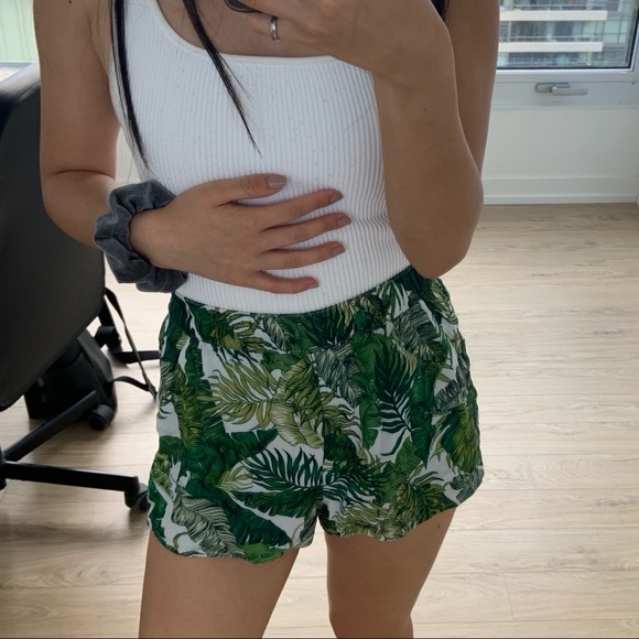 Green Leaf Pattern Shorts - Picture 3 of 3